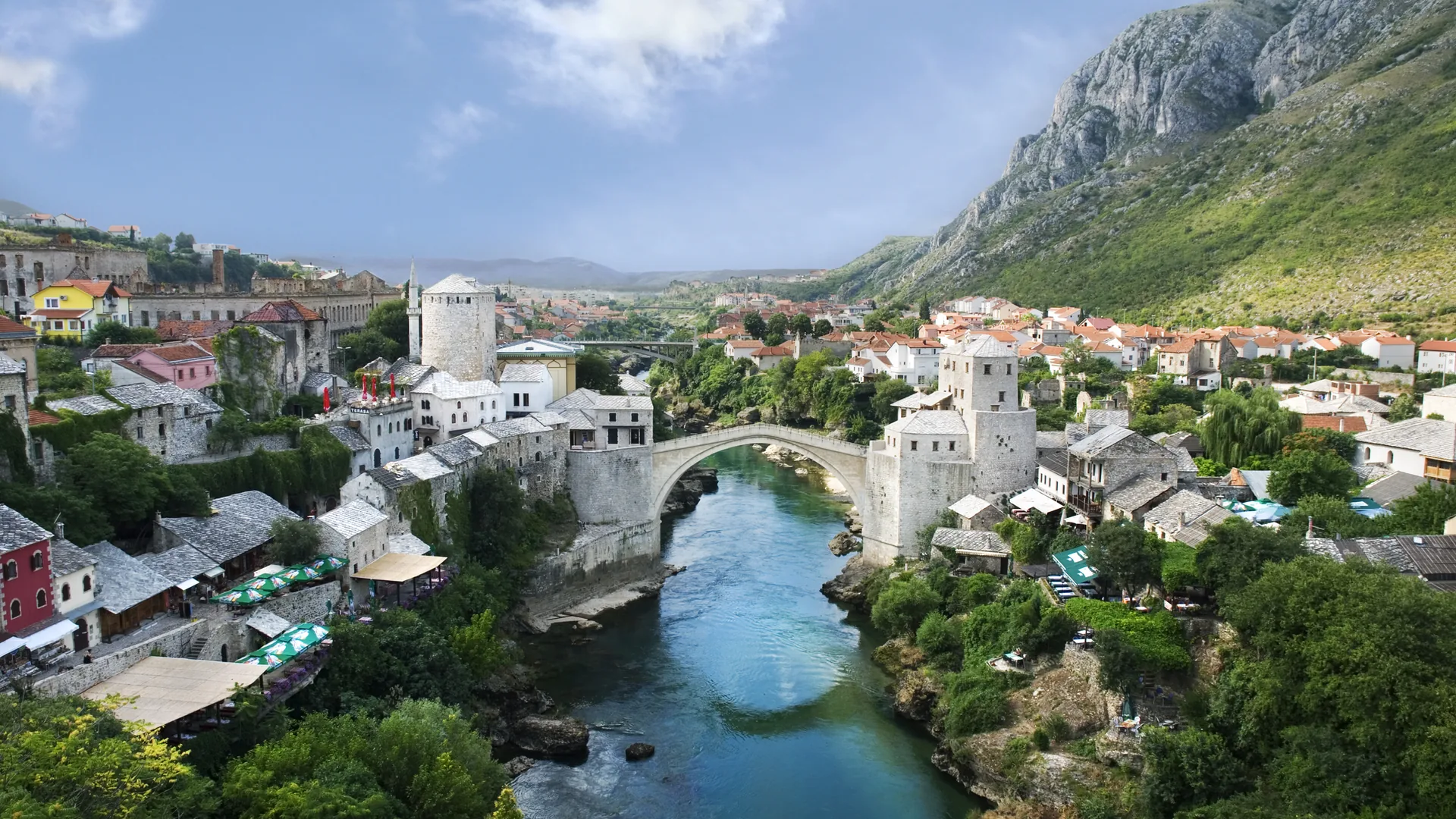 Stari most u Mostaru iznad tirkizne Neretve u zalasku sunca